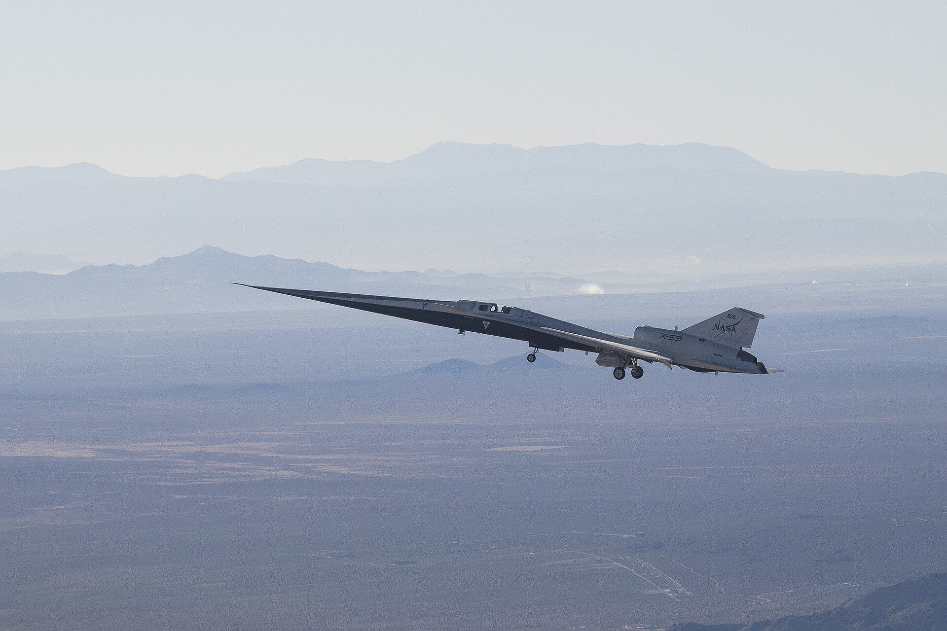 El avión experimental X-59 de la NASA en vuelo sobre el desierto de California