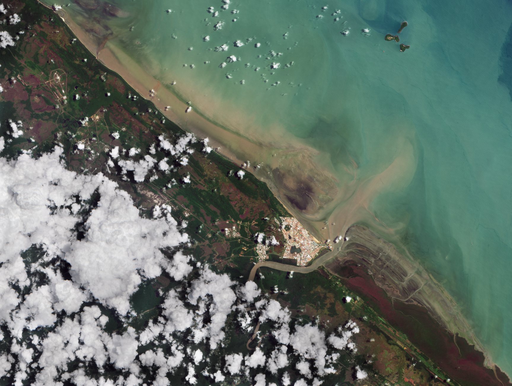 Vista desde satélite del Puerto Espacial Europeo de Kourou, con la ciudad, el río y las plataformas de lanzamiento