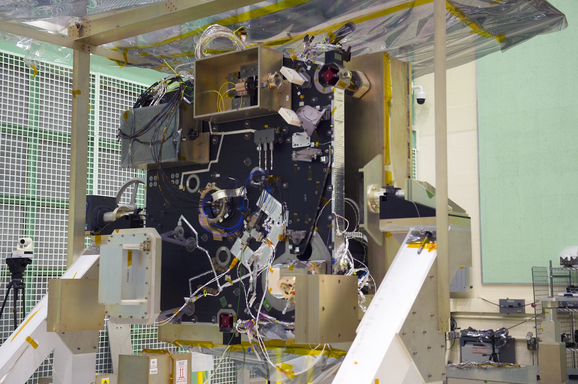 Banco óptico con láseres y ópticas del instrumento ATLAS del ICESat-2 en Goddard