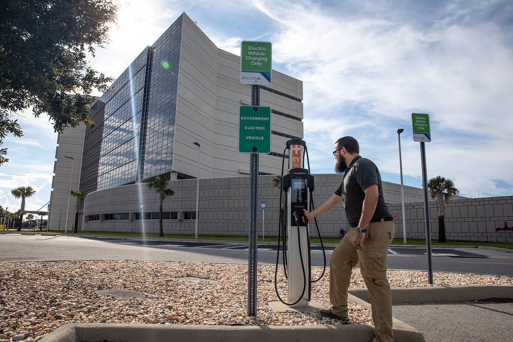 Un técnico revisa un nuevo punto de recarga para vehículos eléctricos en el Kennedy Space Center (07/12/2022)